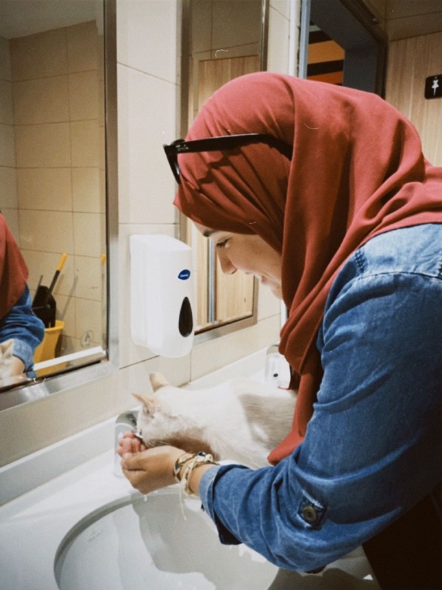 Fatima prenant soin d'un chat