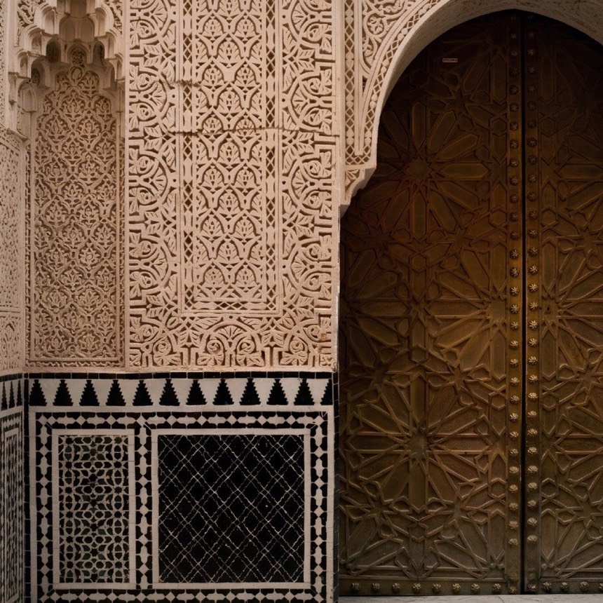 Une porte sculptée et du zellige à Marrakech