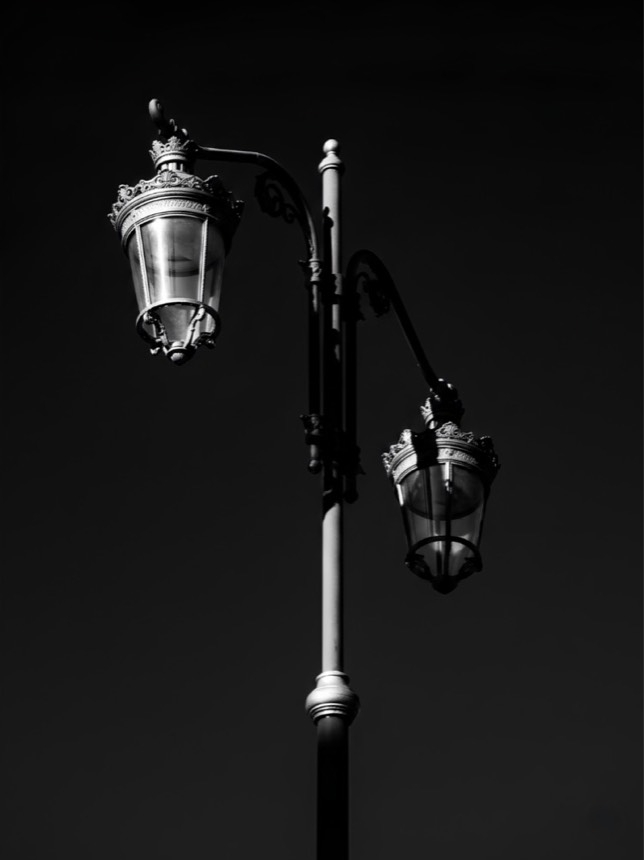Un lampadaire ancien, la nuit