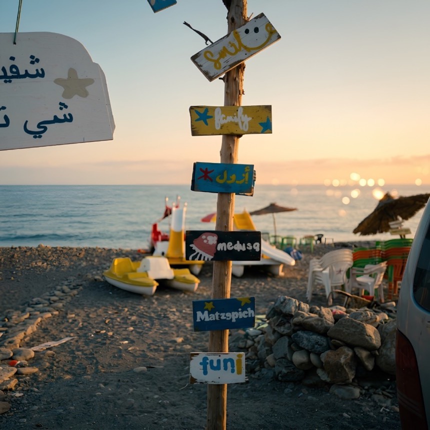 Un camping en bord de mer, la nuit