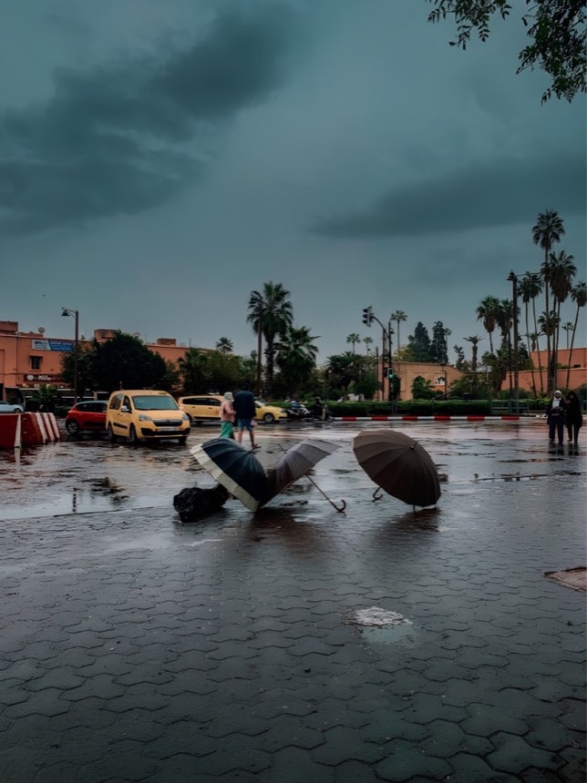 Marrakech sous la pluie, parapluies au sol
