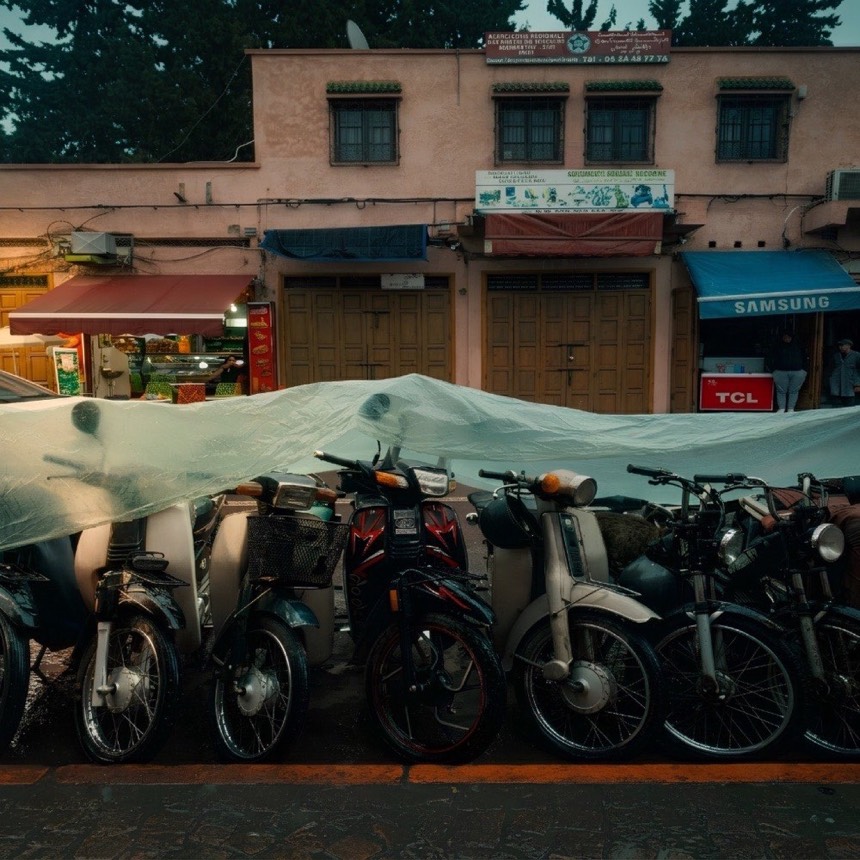 Des motos serrées sous une bâche à Marrakech
