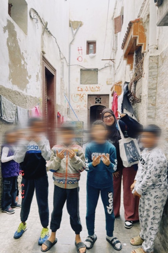 Fatima et des enfants dans une ruelle de la médina